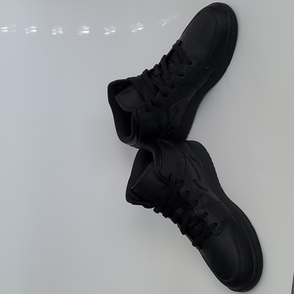 Nike Air Jordan 1 Mid - Picture 2 of 5